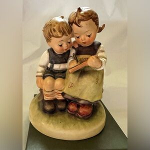Goebel Hummel "The Smart Little Sister" Figurine #346 W Germany 4.75” Tall